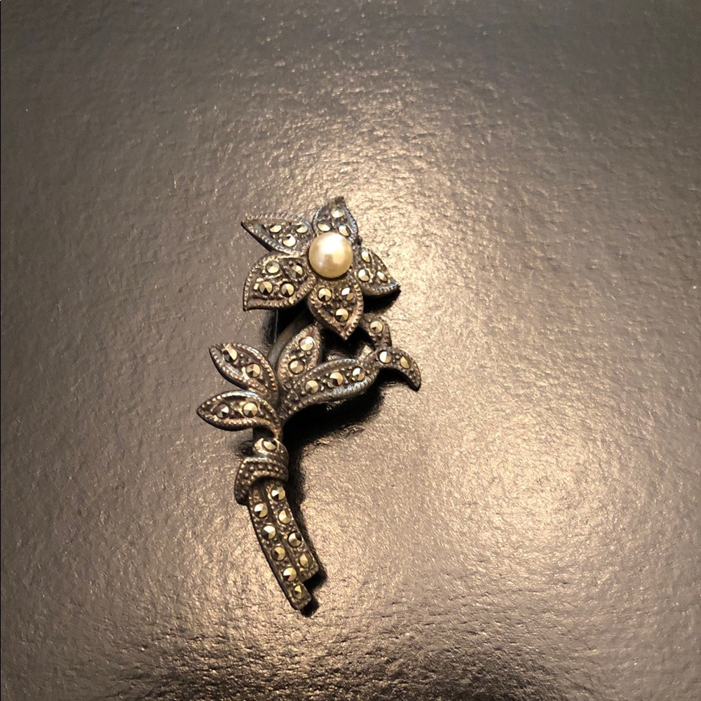 Vintage-Inspired Silver Marcasite Flower Brooch with Pearl